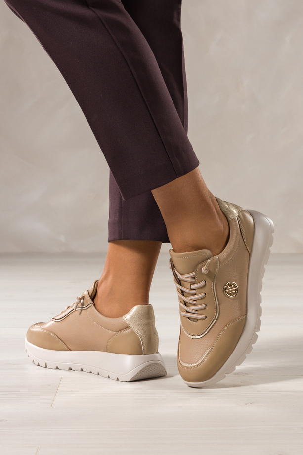 Camelowe sneakersy damskie buty sportowe na kremowej platformie elastyczne sznurówki złota ozdoba skórzana wkładka Carla QN0780-87