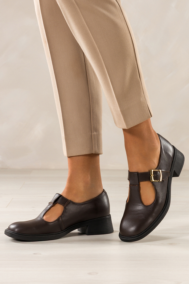 Czekoladowe półbuty skórzane damskie z wycięciami PRODUKT POLSKI Casu 414