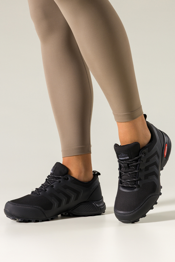 Czarne buty trekkingowe damskie buty sportowe softshell na bieżnikowanej podeszwie sznurowane Carla EY82976-8