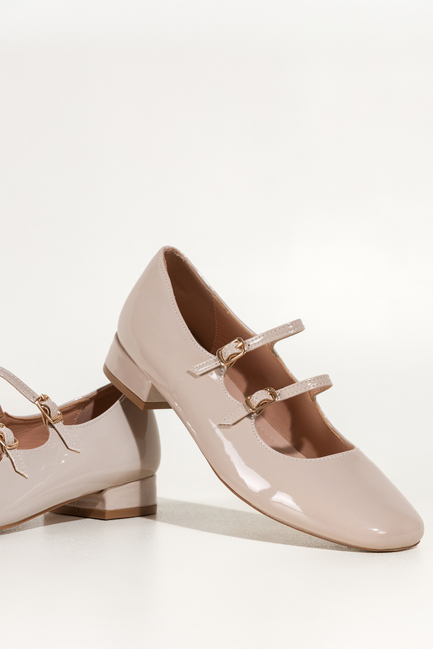 Jasnobeżowe baleriny damskie lakierowane Mary Jane z paskami niski obcas klocek Carla ZR84K