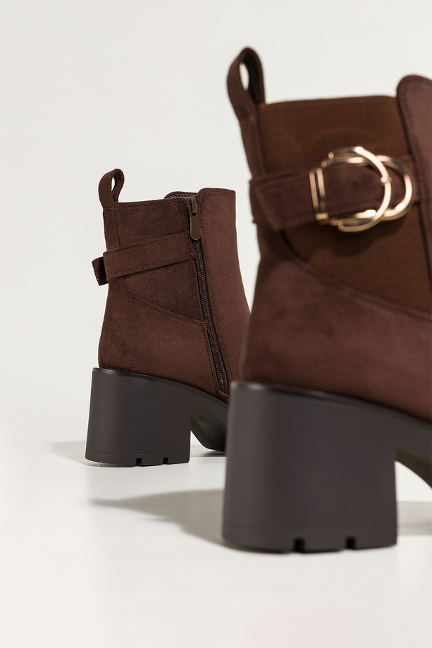 Czekoladowe botki damskie bieżnikowany szeroki obcas guma w cholewce pasek ze złotą klamrą Casu YN819