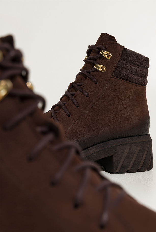 Czekoladowe botki skórzane damskie nubukowe na bieżnikowanej czekoladowej podeszwie sznurowane PRODUKT POLSKI Casu 8097