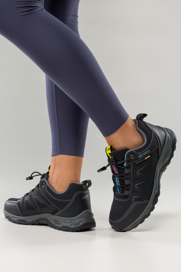Czarne buty trekkingowe damskie buty sportowe na bieżnikowanej podeszwie z regulowaną elastyczną sznurówką szare wstawki softshell Casu 2213-1W