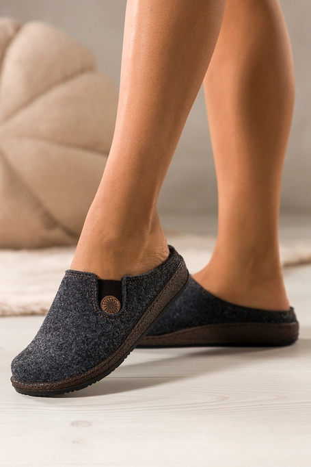 Grafitowe kapcie damskie Inblu obuwie domowe z wyjmowaną wkładką w cholewce guma z ozdobą MO999989