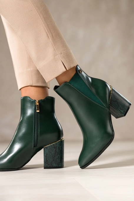 Zielone botki damskie z gumą na ozdobnym obcasie z wzorem wężowym ze złotymi dodatkami Casu D212X10-G2