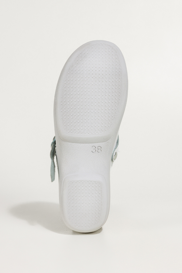 Białe klapki damskie Inblu sanitarne medyczne skórzana wkładka wąski pasek ze srebrną klamrą ZV999995