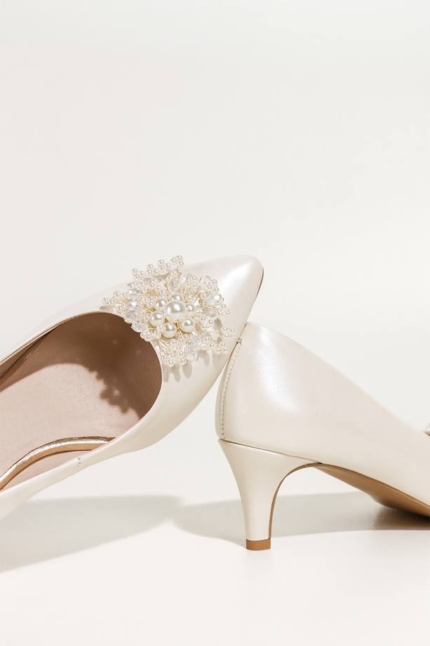 Czółenka ecru skórzane damskie z perłową powłoką ozdoba z perełek i kryształków PRODUKT POLSKI Casu 6923-868