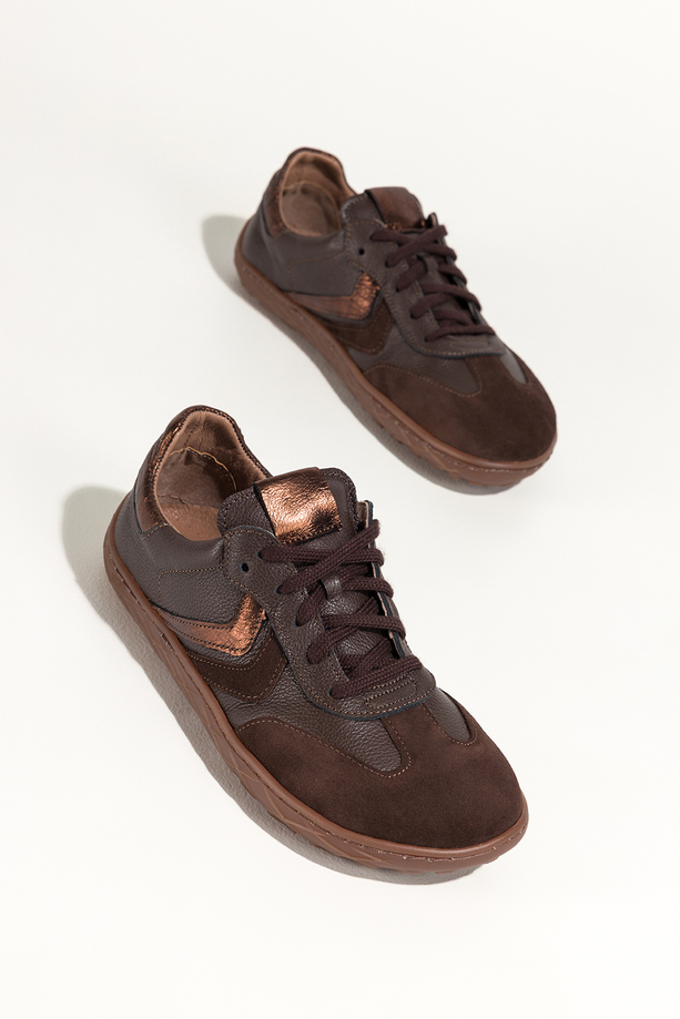 Czekoladowe sneakersy barefoot skórzane damskie szerokie na elastycznej żłobionej podeszwie miedziane wstawki sznurowane PRODUKT POLSKI Casu 89797