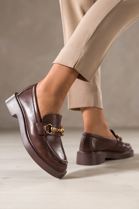 Brązowe mokasyny damskie półbuty na niskim obcasie złota ozdoba Carla V882