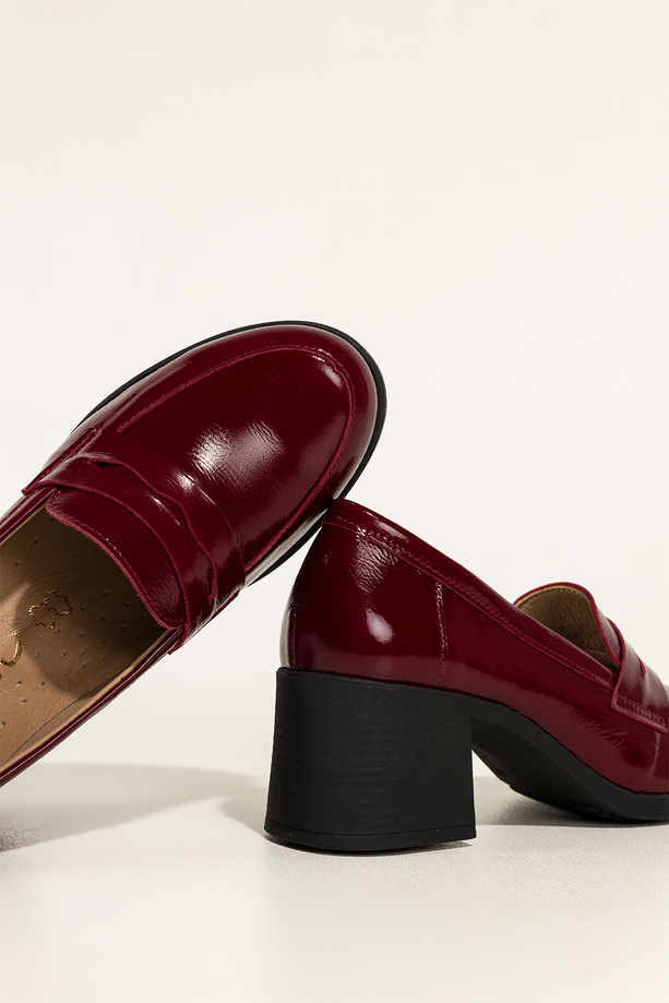 Bordowe mokasyny skórzane damskie lakierowane na szerokim klocku ozdobny pasek PRODUKT POLSKI Casu 2762