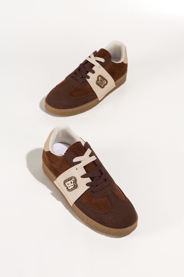 Brązowe sneakersy damskie buty sportowe na beżowej platformie podwójne sznurówki kremowe wstawki złota ozdoba Casu 0983
