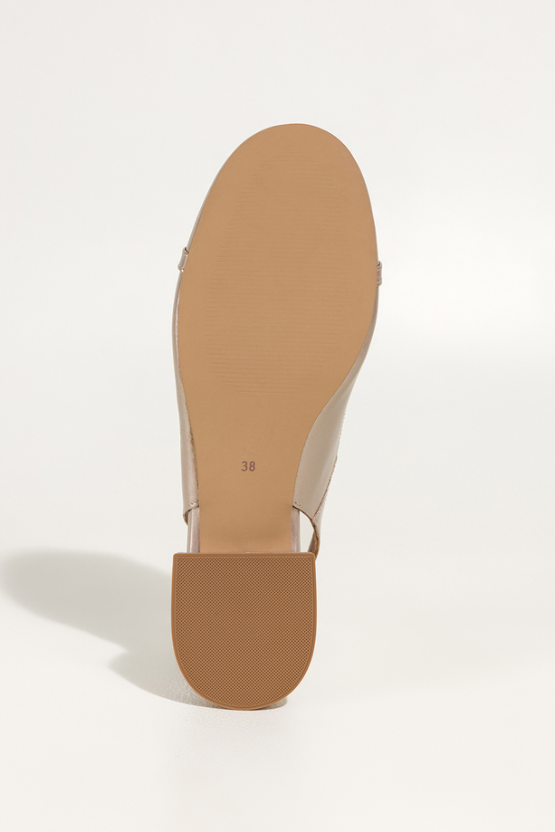 Złote czółenka skórzane damskie na niskim obcasie odkryta pięta złota ozdoba PRODUKT POLSKI Casu 7074-291