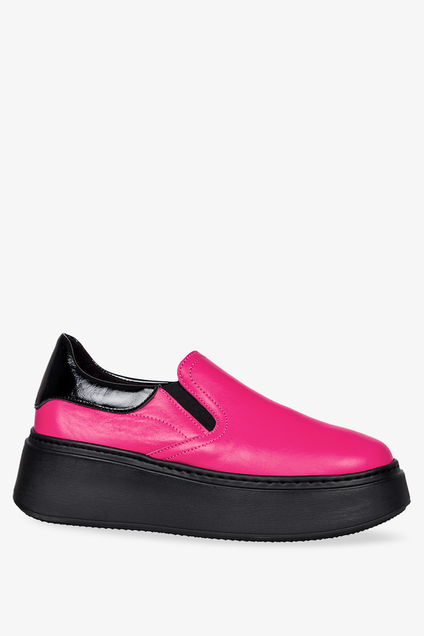 Fuksjowe sneakersy skórzane damskie slip on na czarnej platformie PRODUKT POLSKI Casu 10151