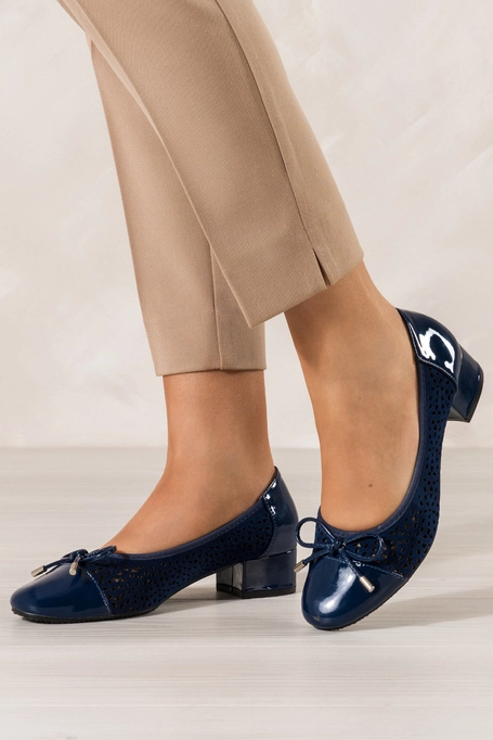 Granatowe czółenka damskie na niskim obcasie ażurowe kokarda skórzana wkładka Casu JW25X1-N
