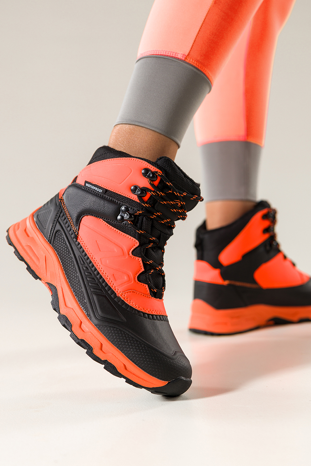 Czarne buty sportowe trekkingowe damskie wodoodporne na bienikowanej podeszwie sznurowane pomarac