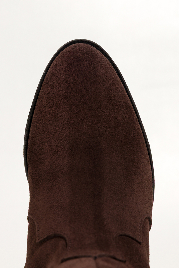 Czekoladowe kozaki skórzane damskie kowbojki zamszowe do połowy łydki ścięty obcas wycięta cholewka z ozdobnymi paskami PRODUKT POLSKI Casu 6938-496