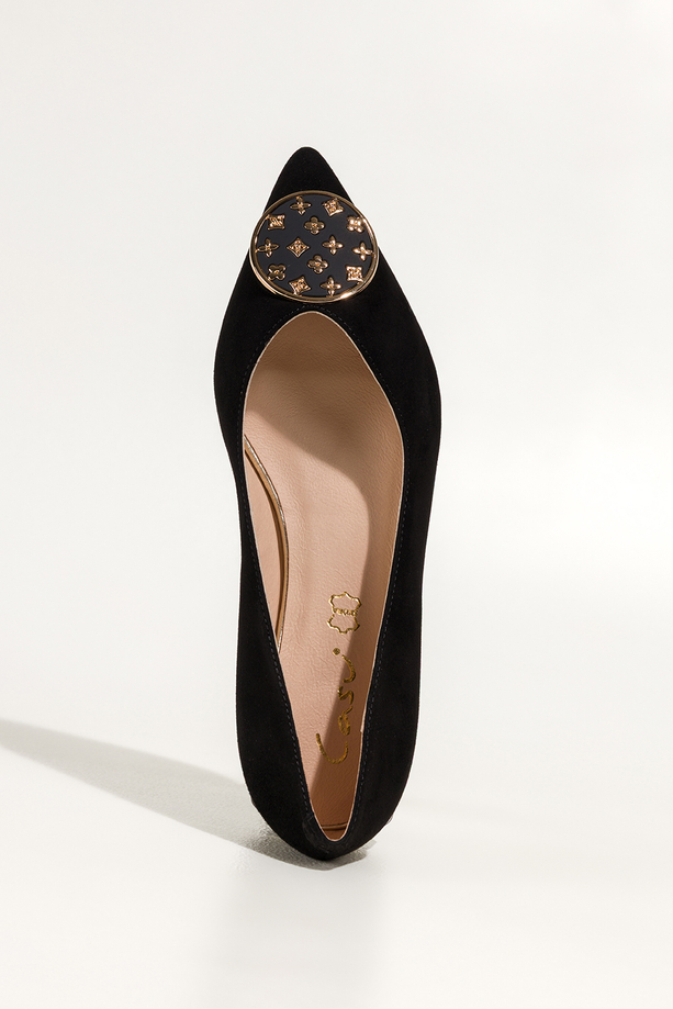 Czarne baleriny skórzane damskie na niskim obcasie ze złotym akcentem złota ozdoba PRODUKT POLSKI Casu 6932-699