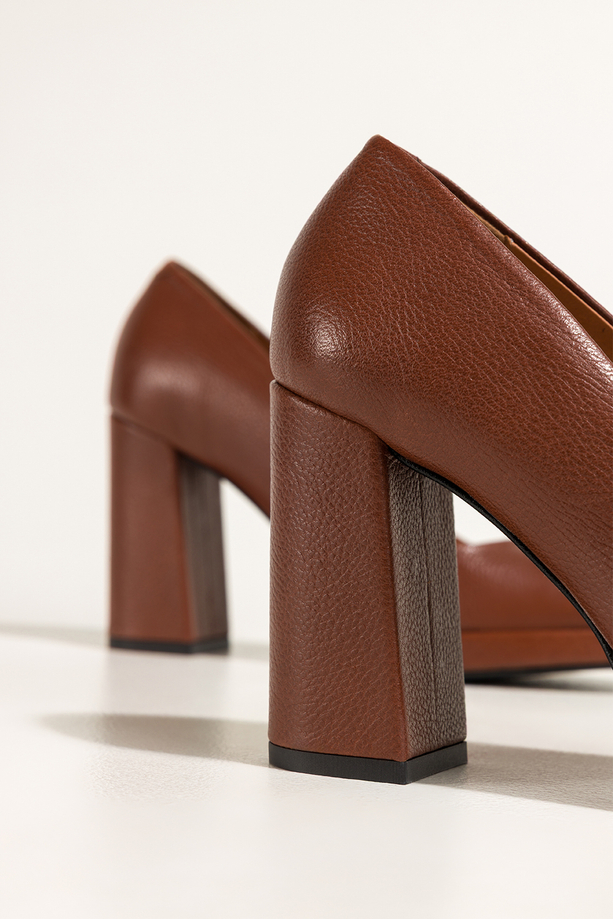 Brązowe czółenka skórzane damskie na słupku PRODUKT POLSKI Casu 7253-806