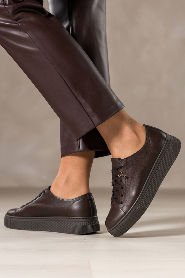 Czekoladowe sneakersy skórzane damskie buty sportowe na platformie ze złotą kłódką sznurowane PRODUKT POLSKI Casu 8854