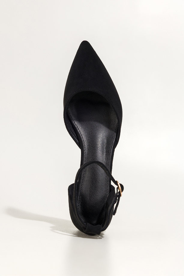 Czarne baleriny damskie z zamszu ekologicznego na niskim obcasie zakryta pięta pasek wokół kostki Carla W-8711