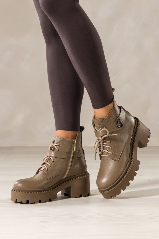Ciemnobeżowe botki skórzane damskie workery na bieżnikowanej platformie w cholewce guma pasek ze stalową ozdobą sznurowane PRODUKT POLSKI Casu 39442