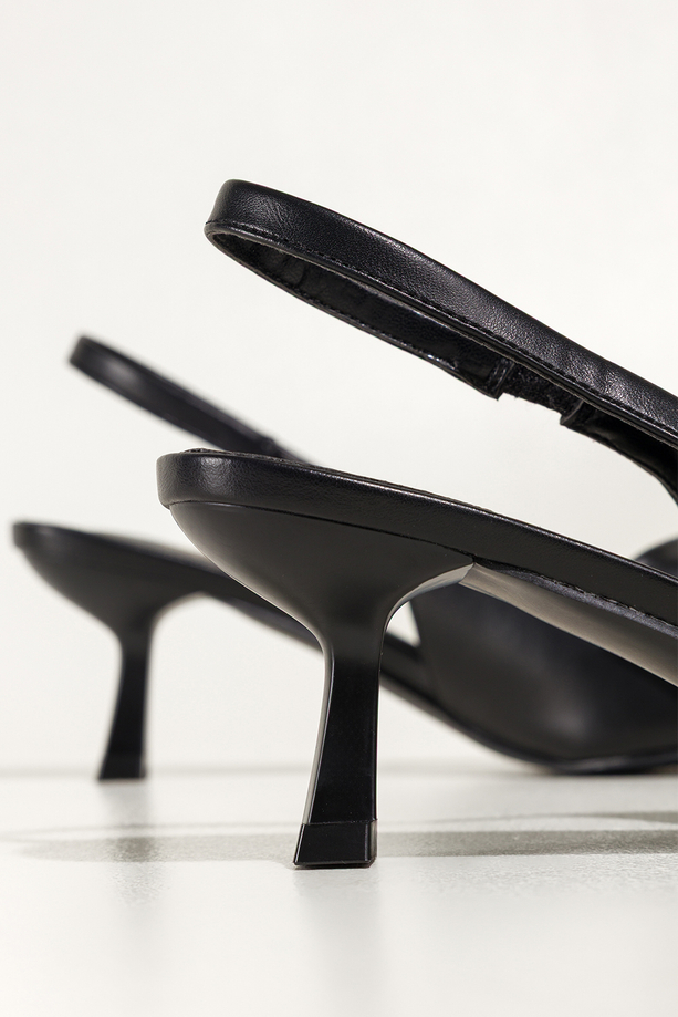 Czarne czółenka damskie z kokardą obcas kieliszek odkryta pięta elastyczna guma w pasku Carla N892