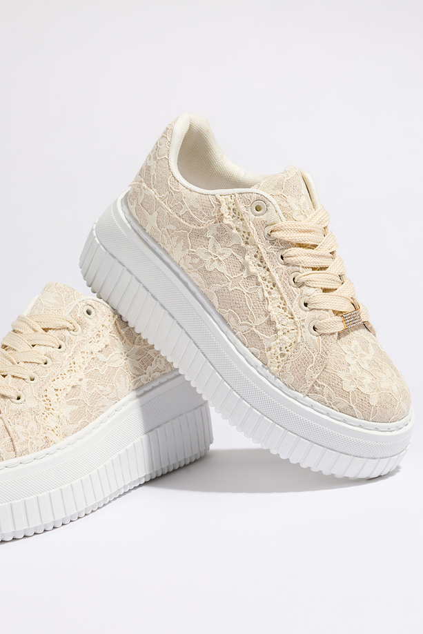 Beżowe sneakersy damskie creepersy koronkowe brokatowe na platformie ze żłobieniami złote ozdoby z cyrkoniami sznurowane Carla LA321P