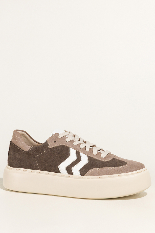 Brązowe sneakersy skórzane damskie buty sportowe na platformie z białymi i beżowymi wstawkami sznurowane PRODUKT POLSKI Casu M8763H6