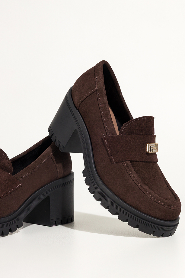 Czekoladowe mokasyny skórzane damskie na szerokim klocku bieżnikowana platforma złota ozdoba PRODUKT POLSKI Casu 79831