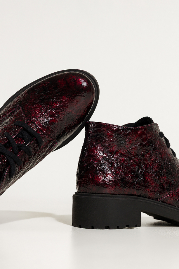 Bordowe botki skórzane damskie lakierowane z wzorem sznurowane PRODUKT POLSKI Casu 444