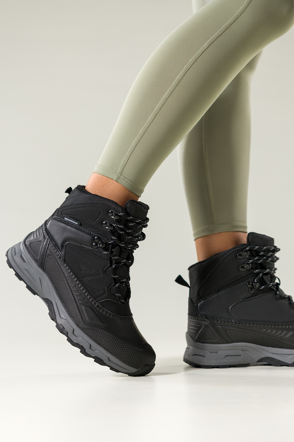 Czarne buty sportowe trekkingowe damskie wodoodporne na bieżnikowanej podeszwie sznurowane Casu 768