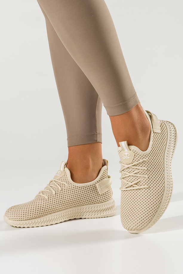 Beżowe buty sportowe damskie na fitness sneakersy na elastycznej podeszwie z perforacją sznurowane Carla NB726