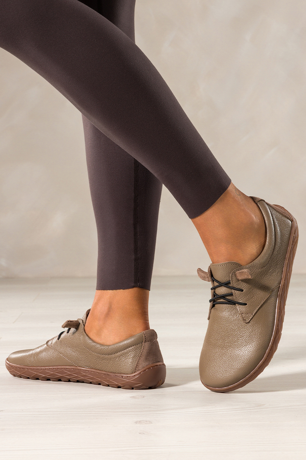 Ciemnobeżowe buty barefoot skórzane damskie szerokie na elastycznej płaskiej podeszwie elastyczne czarne sznurówki PRODUKT POLSKI Casu 89810