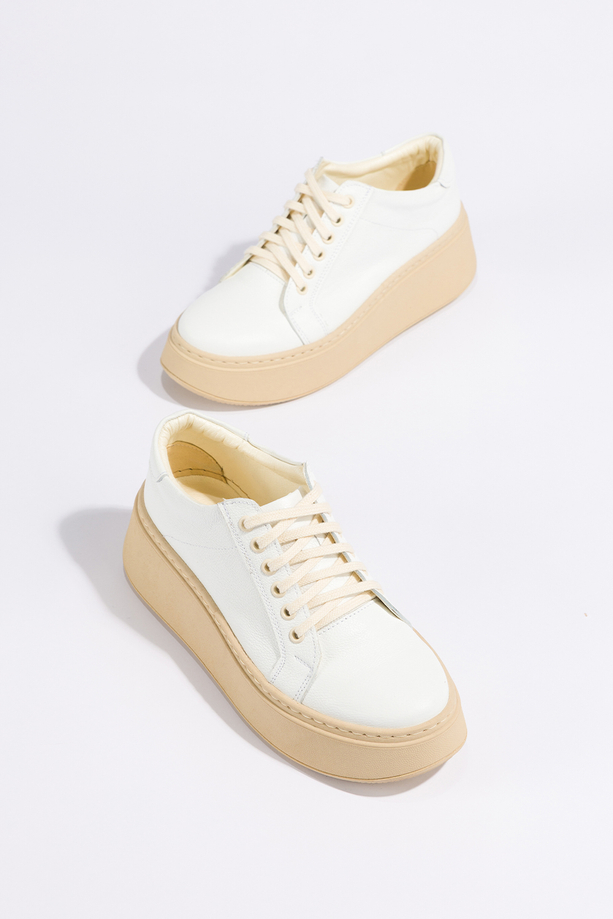 Białe sneakersy skórzane damskie creepersy sznurowane na beżowej platformie PRODUKT POLSKI Casu 516