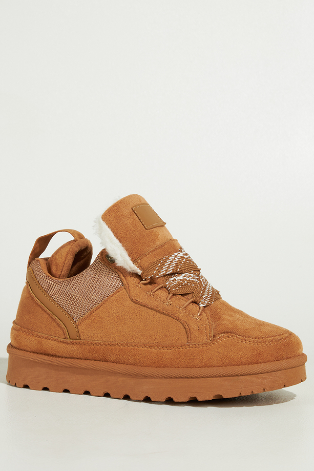 Camelowe sneakersy damskie z futerkiem na bieżnikowanej platformie ozdobne sznurówki z wzorem Casu 22337-7