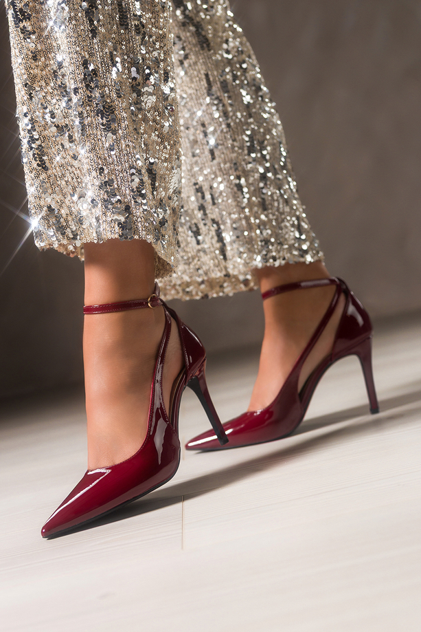 Bordowe czółenka damskie lakierowane szpilki wycięcia na cholewce pasek wokół kostki Carla 641-8
