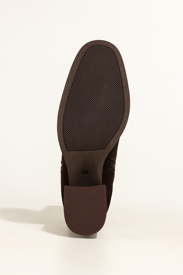 Czekoladowe botki skórzane damskie na szerokim słupku nity na cholewce PRODUKT POLSKI Casu 8863