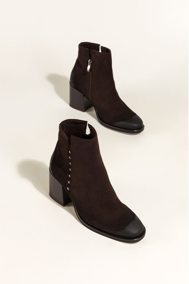 Czekoladowe botki skórzane damskie na szerokim słupku nity na cholewce PRODUKT POLSKI Casu 8863