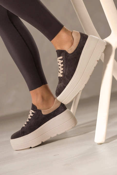 Czekoladowe sneakersy skórzane damskie buty sportowe na grubej żłobionej podeszwie beżowe wstawki sznurowane Carla TW-OC8923