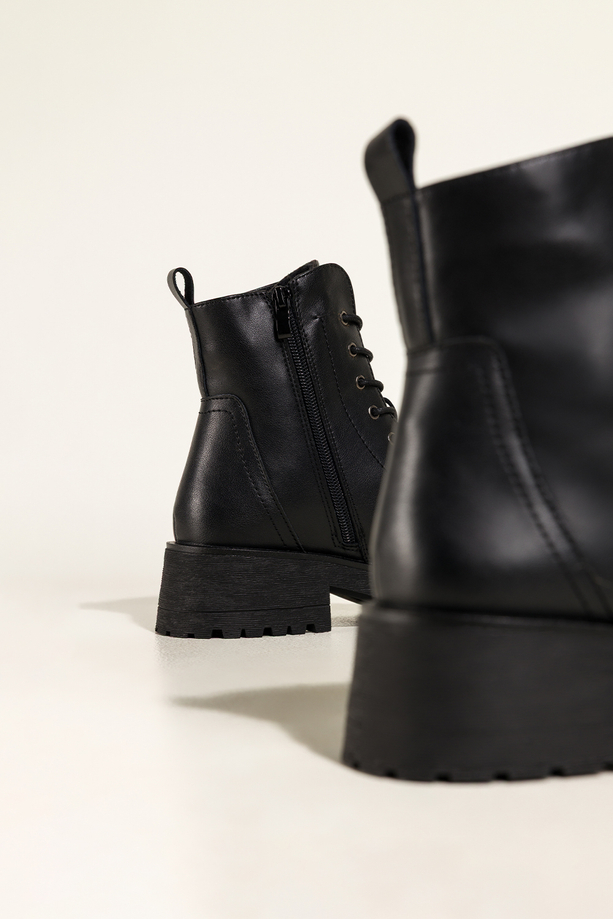 Czarne botki skórzane damskie Sergio Leone na bieżnikowanej platformie ozdobne przeszycia na cholewce sznurowane GI74295-H