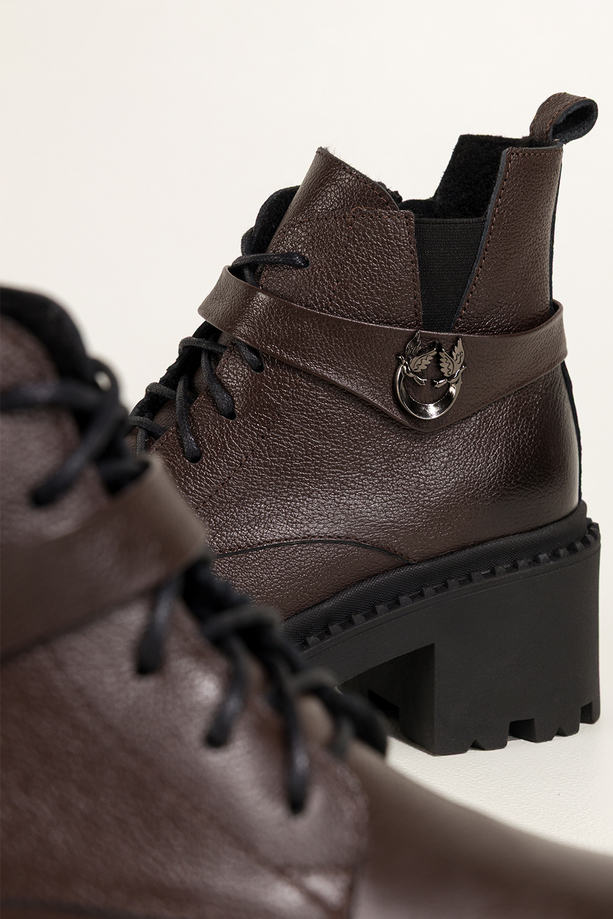 Czekoladowe botki skórzane damskie workery na bieżnikowanej platformie w cholewce guma pasek ze stalową ozdobą sznurowane PRODUKT POLSKI Casu 39442