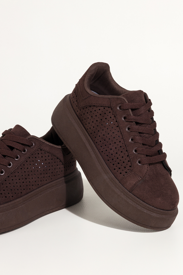 Czekoladowe sneakersy damskie buty sportowe ażurowe na platformie sznurowane Carla YO349K