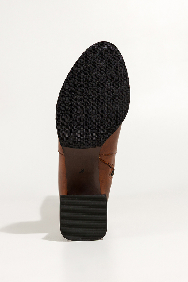 Brązowe kozaki skórzane damskie przed kolano na niskim ozdobnym klocku PRODUKT POLSKI Casu 29845