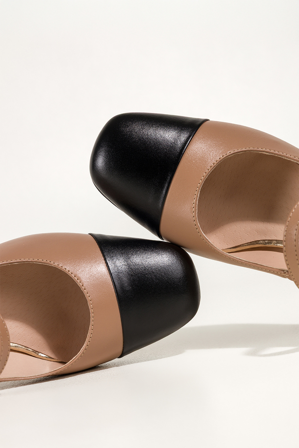 Beżowe czółenka skórzane damskie Mary Jane z paskiem na niskim klocku czarny nosek PRODUKT POLSKI Casu 7153-899-794