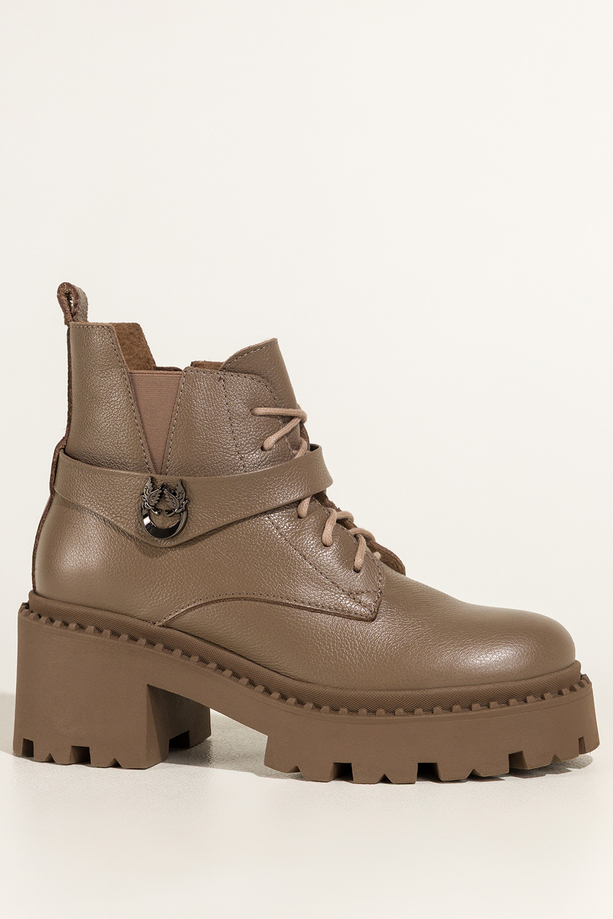 Ciemnobeżowe botki skórzane damskie workery na bieżnikowanej platformie w cholewce guma pasek ze stalową ozdobą sznurowane PRODUKT POLSKI Casu 39442