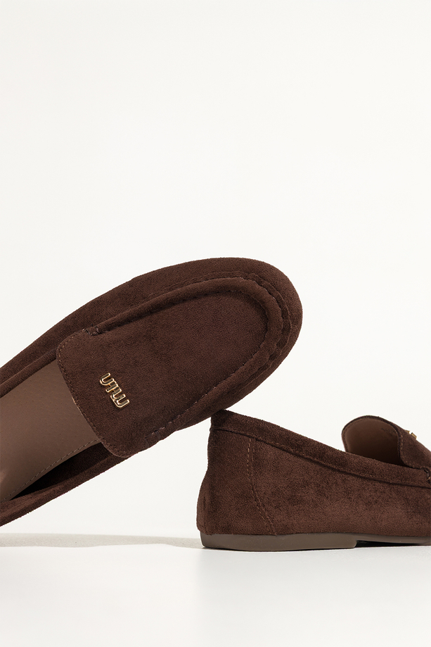 Czekoladowe mokasyny damskie półbuty płaskie ze złotą ozdobą skórzana wkładka Carla G341K