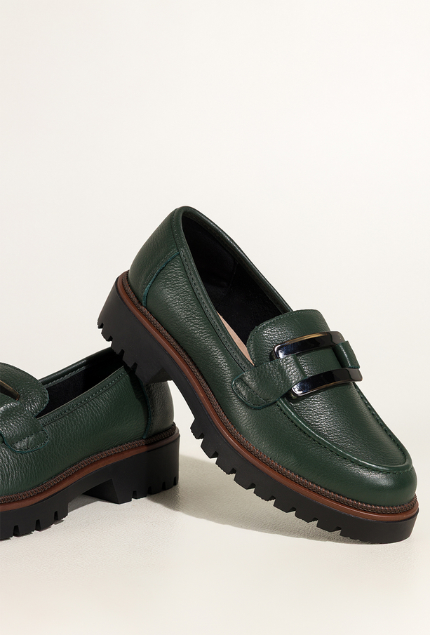 Zielone mokasyny skórzane damskie Sergio Leone na bieżnikowanej podeszwie czarna ozdoba na cholewce NP74833-H