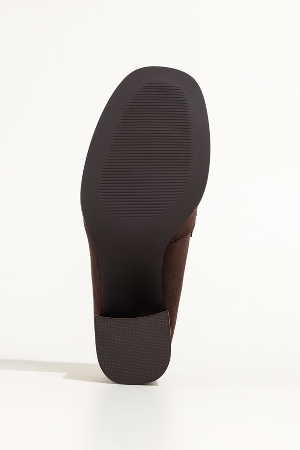 Czekoladowe mokasyny damskie półbuty na słupku ozdobny pasek na cholewce Carla 0715