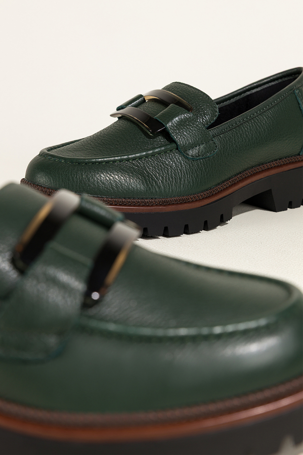 Zielone mokasyny skórzane damskie Sergio Leone na bieżnikowanej podeszwie czarna ozdoba na cholewce NP74833-H