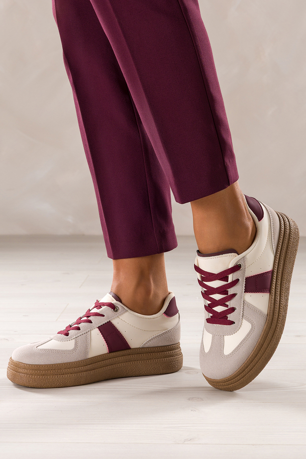 Beżowe sneakersy damskie buty sportowe na beżowej platformie bordowe wstawki sznurowane Carla YO464